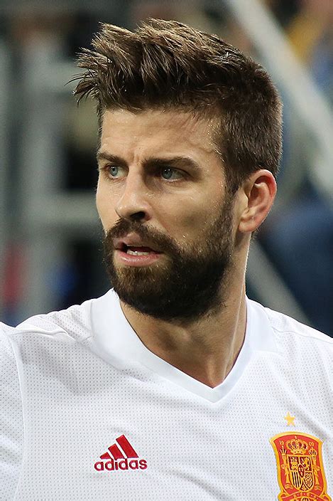 Gala do Gibralter: Uma Noite Inesquecível com o Charme Espanhol de Gerard Piqué!